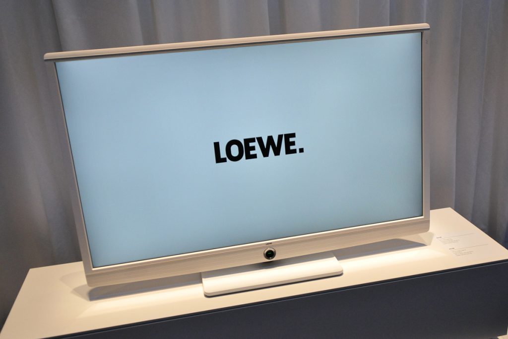 Завис на заставке телевизор Loewe