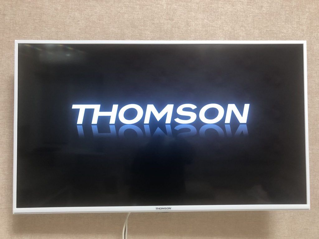 Завис на заставке телевизор Thomson