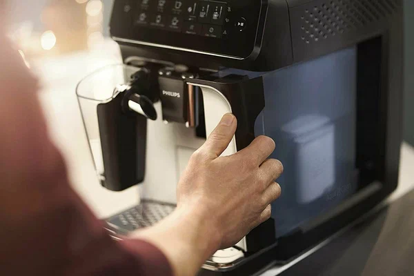 Требует чистку кофемашина Philips EP3241 Series 3200 LatteGo