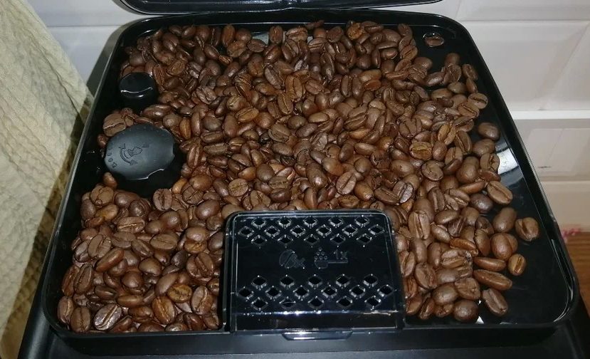 Не мелет кофе кофемашина Philips EP3241 Series 3200 LatteGo