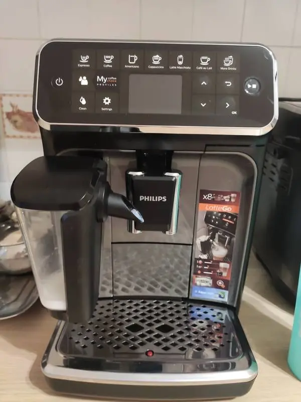 Требует чистку кофемашина Philips EP4349/70 Series 4300